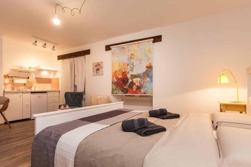 Apartments And Rooms Hey Ровинь Экстерьер фото