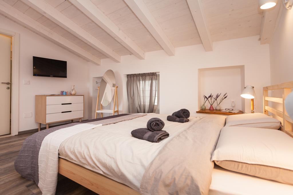 Apartments And Rooms Hey Ровинь Экстерьер фото